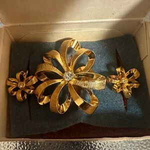 Vintage Avon 1990 “Ribbon Sparkle” Rhinestone Holiday Bow Brooch with Earring
